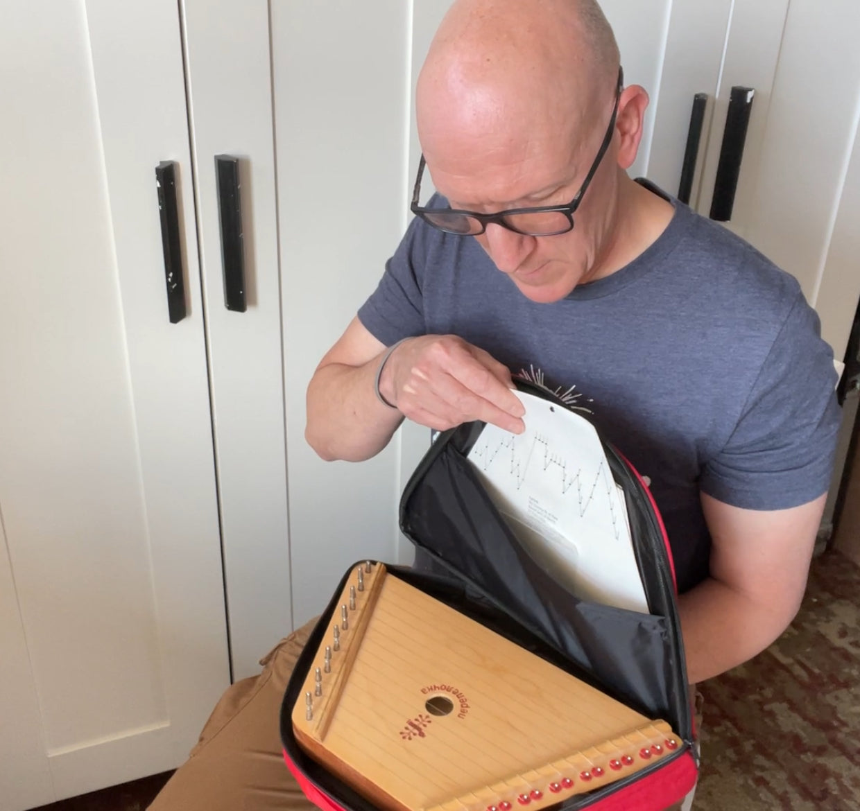 store your music maker lap harp and song sheets in this case